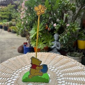 DISNEY WINNIE THE POOH CARD/PICTURE/RECIPE HOLDER METAL 8” TALL 3” WIDE VERYCUTE